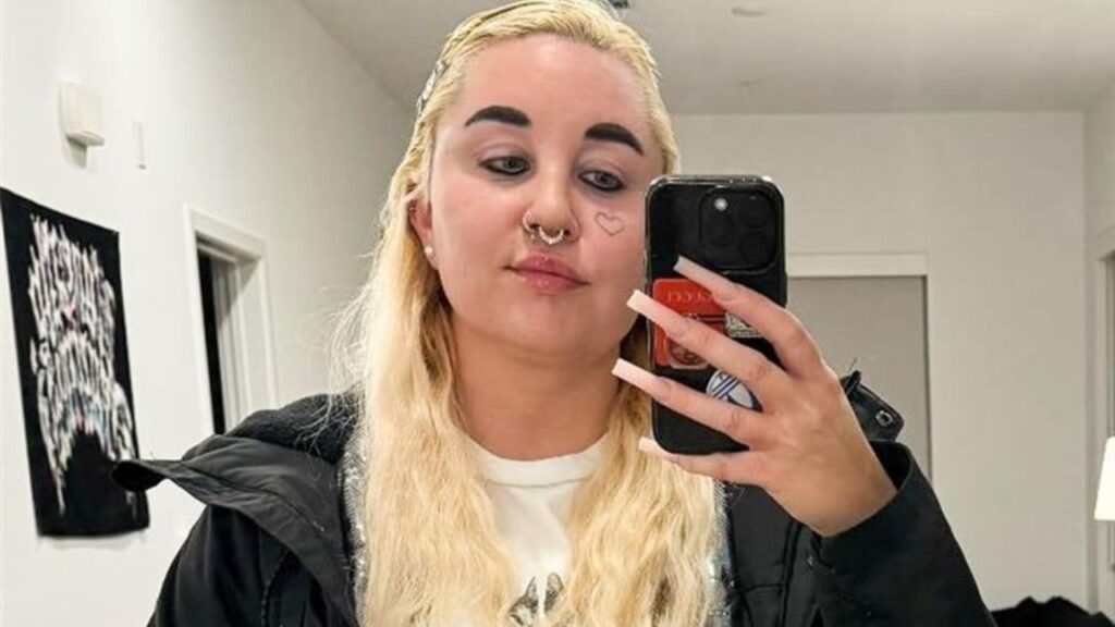 Amanda Bynes eye